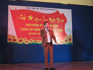 Một tiết mục được biểu diễn tại đêm giao lưu nghệ thuật “Mừng Đảng, mừng xuân” huyện Tân Lạc năm 2015.

