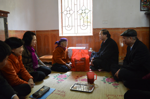 Đồng chí  Hoàng Văn Tứ, Phó Chủ tịch HĐND tỉnh thăm, tặng quà Mẹ VNAH Nguyễn Thị Sự, xã Hợp Thành (Kỳ Sơn).

