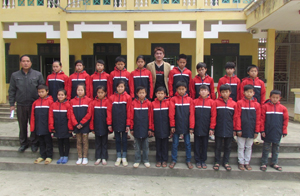 Từ nguồn tài trợ, trường THCS Hào Lý (Đà Bắc) tặng áo ấm mùa đông cho các em học sinh.

