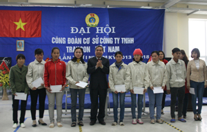 Lãnh đạo LĐLĐ tỉnh trao quà cho công đoàn viên có hoàn cảnh khó khăn tại Đại hội công đoàn cơ sở Công ty TNHH Transon Việt Nam chi nhánh Hòa Bình.

