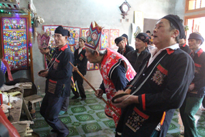 Tết Nhảy của gia đình ông Dương Chí An, xóm Rãnh, xã Toàn Sơn (Đà Bắc) diễn ra trong không khí vui tươi, nhộn nhịp.

