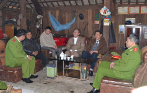 Lãnh đạo Công an huyện Mai Châu và lãnh đạo, cán bộ Đồn Công an Táu Nà thăm hỏi, tặng quà đồng bào Mông nhân dịp Tết cổ truyền dân tộc Mông.  
