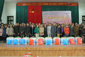 Công đoàn Khối khách hàng doanh nghiệp (Ngân hàng TMCP Công thương Việt Nam) trao 50 suất quà cho các gia đình hộ nghèo, gia đình chính sách và người có công xã Địch Giáo (Tân Lạc).

 

