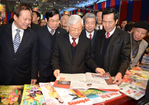Tổng Bí thư Nguyễn Phú Trọng thăm gian trưng bày các ấn phẩm báo chí tại Hội báo Xuân Ất Mùi 2015.