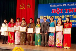 Lãnh đạo Sở GD & ĐT trao giấy khen cho giáo viên đạt thành tích cao tại hội thi.