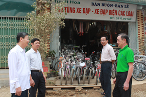 Đảng viên Nguyễn Trung Tuyết (đứng đầu bên phải), thuộc chi bộ Thống Nhất (Đảng bộ thị trấn Vụ Bản)  tiên phong, gương mẫu trong việc ứng mặt bằng,  phục vụ công tác thi công QL12B.