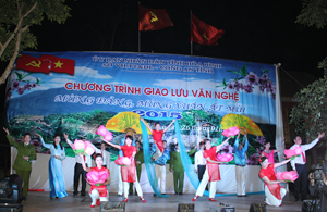 Một tiết mục văn nghệ đặc sắc do đội văn nghệ xung kích - Công an tỉnh biểu diễn tại xã Ngọc Sơn (Lạc Sơn).
