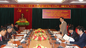 Đồng chí Dương Quyết Thắng, Ủy viên HĐQT, Tổng Giám đốc NH CSXH Việt Nam phát biểu tại buổi làm việc với lãnh đạo tỉnh.