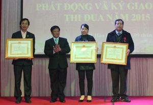 Thừa ủy quyền, đồng chí Trần Văn Hoàn, UVTV, Bí thư Thành ủy trao Huân chương Lao động hạng ba cho 2 tập thể và cá nhân.