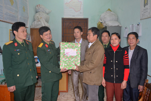 Đại diện lãnh đạo Trường Quân sự tỉnh trao quà Tết cho hộ nghèo xã Suối Nánh (Đà Bắc).