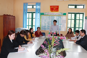 Thầy Nguyễn Mạnh Hùng, Hiệu trưởng trường THCS Đông Lai (Tân Lạc) trong một buổi sinh hoạt chuyên môn với đội ngũ cán bộ, GV nhà trường.