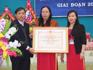 Đồng chí Bùi Văn Khánh, Phó Chủ tịch UBND tỉnh trao Bằng công nhận trường THCS đạt chuẩn quốc gia giai đoạn 2015 – 2020 cho trường THCS Thống Nhất.