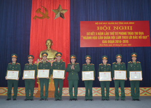 Bộ CHQS tỉnh đã tặng giấy khen cho 8 tập thể, 8 cá nhân vì đã có thành tích xuất sắc trong phong trào thi đua “Ngành hậu cần Quân đội làm theo lời Bác Hồ dạy” giai đoạn 2010 - 2015.