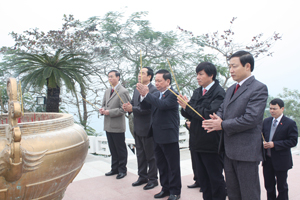 Các đồng chí lãnh đạo tỉnh dâng hương tại tượng Bác Hồ.