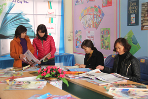 Nhân dân TPHB thăm quan, đọc báo, tạp chí tại gian trưng bày Báo
xuân Ất Mùi 2015.

