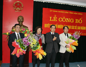 Đồng chí Nguyễn Văn Quang, Phó Bí thư Tỉnh ủy, Chủ tịch UBND tỉnh trao quyết định và giao nhiệm vụ cho các đồng chí được bổ nhiệm, điều động lên cương vị mới.