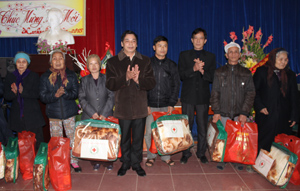 Đồng chí Bí thư Đảng uỷ, Tổng Biên tập Báo Hòa Bình và Công đoàn Báo Hòa Bình tặng quà cho 20 hộ gia đình chính sách xã Phú Thành (Lạc Thủy).