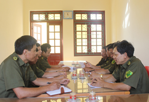 Lực lượng Công an thị trấn Hàng Trạm họp bàn triển khai nhiệm vụ đảm bảo ANTT dịp Tết Nguyên đán Ất Mùi.

