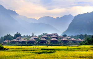 Những bản làng người Thái của huyện Mai Châu luôn là điểm đến của các nhóm “phượt”. 


 
