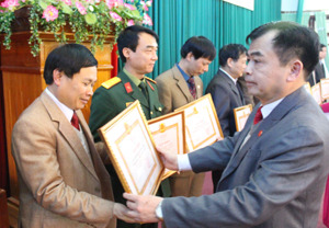 Đồng chí Hoàng Văn Đức, Chủ nhiệm UBKT Tỉnh uỷ trao tặng giấy khen của UBKT Tỉnh uỷ cho 12 cá nhân có thành tích xuất sắc trong công tác KT,GS năm 2014.