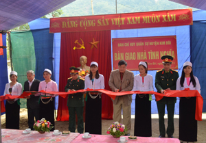 Lãnh đạo UBND huyện Kim Bôi và Bộ CHQS tỉnh cắt băng khánh thành và bàn giao nhà tình nghĩa cho gia đình ông Bùi Văn Trọng.