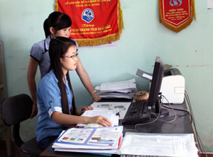 Cán bộ DS/KHHGĐ huyện Lạc Thủy thường xuyên nắm bắt,  cập nhật thông tin về lĩnh vực dân số trên máy tính.