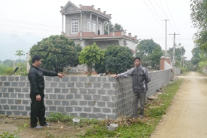 Gia đình ông Bùi Văn Dưng, xóm Gò Lăng, xã Tân Mỹ (Lạc Sơn) tự nguyện dịch chuyển hàng rào hiến 200m2 đất để mở rộng đường nội xóm theo chuẩn NTM.