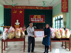 Lãnh đạo Sở VH, TT & DL tặng quà tết cho hộ gia đình chính sách xã Sào Báy – Kim Bôi

 

