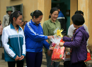 Đại diện Ban Quản lý Dự án Giảm nghèo trao quà Tết cho hộ nghèo xã Đa Phúc (Yên Thủy).