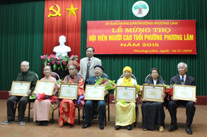 Lãnh đạo phường Phương Lâm trao Bằng mừng thọ, chúc thọ của Hội Người cao tuổi Việt Nam và Chủ tịch UBND tỉnh cho 195 cụ tại lễ mừng thọ.
