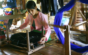 Nhiều gia đình ở xã Chí Đạo (Lạc Sơn) lưu giữ khung cửi và nghề dệt truyền thống.

