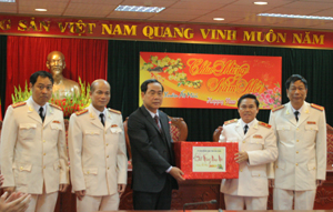 Đồng chí Nguyễn Văn Quang, Phó Bí thư Tỉnh ủy, Chủ tịch UBND tỉnh tặng quà, chúc tết cán bộ, chiến sỹ Công an tỉnh.