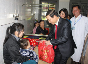 Đồng chí Bùi Văn Cửu, Phó Chủ tịch TT UBND tỉnh tặng quà cho bệnh nhân đang điều trị tại Khoa Nhi (BVĐK tỉnh).