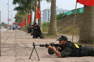 Lực lượng cảnh sát cơ động tham gia diễn tập phòng thủ tại huyện Lương Sơn.


