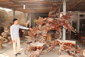 Anh Trần Xuân Thể giới thiệu tác phẩm “Cửu long tranh châu” đẹp mắt của xưởng.


