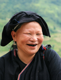 Nụ cười đen nhánh của cụ bà người Dao xã Toàn Sơn.