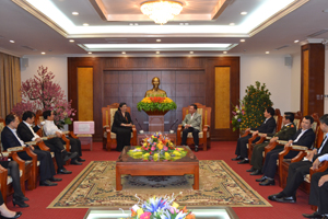 Đồng chí Tòng Thị Phóng, Ủy viên Bộ Chính trị, Phó Chủ tịch Quốc hội phát biểu tại buổi gặp mặt.
