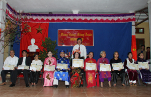 Lãnh đạo thị trấn Bo (Kim Bôi) trao Bằng mừng thọ, chúc thọ của Hội Người cao tuổi Việt Nam và Chủ tịch UBND tỉnh cho các cụ 70 tuổi tại lễ mừng thọ.