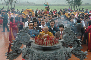 Các đồng chí lãnh đạo UBND tỉnh, huyện Lạc Thủy và giáo hội Phật giáo cùng đông đảo tăng ni Phật tử dâng hương tại Chùa Tiên.