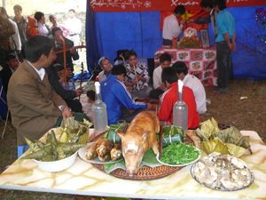 Những món ăn truyền thống của người Mường tham gia thi ẩm thực trong hội làng ngày xuân.

