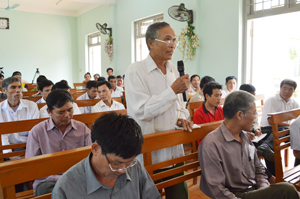 Người dân xã Bình Chân (Lạc Sơn) tham gia góp ý kiến thực hiện chính sách, pháp luật của Nhà nước ở địa phương.