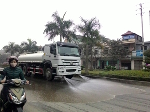 Công ty CP Môi trường Đô thị Hòa Bình dùng xe chuyên dụng triển khai rửa đường Trần Hưng Đạo (TP Hòa Bình).