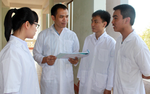 Ảnh (từ phải qua): em Đinh Chung Mừng, em Nguyễn Việt Tiến và thầy Kiều Vũ Mạnh đang trao đổi về những phần cần ôn luyện trong kỳ dự tuyển Ôlimpíc quốc tế sắp tới.