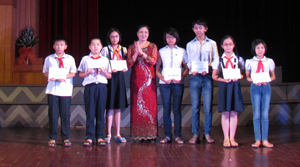 Lãnh đạo Phòng GD &ĐT thành phố Hoà Bình khen thưởng cho các học sinh giỏi năm học 2013- 2014.
