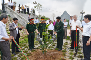 Lãnh đạo Sở NN&PTNT, Hội CCB tỉnh, huyện Cao Phong trồng cây tại Đài tưởng niệm các anh hùng liệt sỹ huyện Cao Phong.