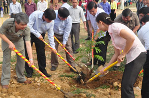 Đồng chí Trần Đăng Ninh, Phó Bí thư Thường trực Tỉnh uỷ cùng các đại biểu tham gia trồng cây trong khuôn viên Nhà văn hoá thôn Ve, xã Đông Bắc.  

