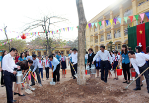 Các đại biểu cùng cán bộ, giáo viên trường Tiểu học Lý Tự Trọng trồng cây xanh khu vực sân trường.