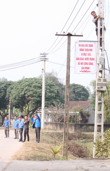 Đoàn thanh niên huyện Lạc Thủy tích cực xây dựng và nhân rộng mô hình “ánh sáng đường quê” tại xã Yên Bồng.