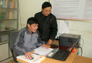 Cán bộ xã Thượng Bì (Kim Bôi) đẩy mạnh ứng dụng CNTT nâng cao hiệu quả công việc.