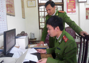 Đại tá Trần Mạnh Hải (người đứng) kiểm tra dữ liệu  công tác quản lý can phạm nhân.